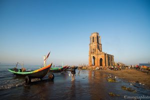 Khung cảnh yên bình của nhà thờ được nhiều bạn trẻ ghé thăm