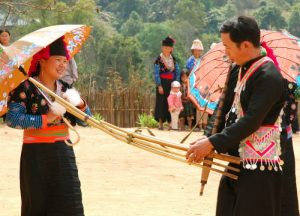 Khi đã ưng nhau, chàng trai sẽ "bắt vợ" là người mình yêu về nhà cúng ma