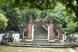 Cổng lên chùa Ông ở Bát Cảnh Sơn