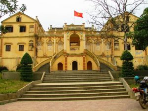 Dinh Hoàng A Tưởng là sự kết hợp giữa kiến trúc Pháp-Việt-Hoa
