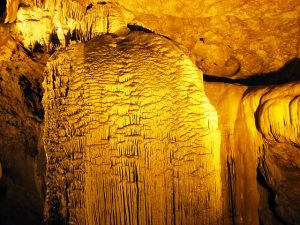 Hang động kỳ bí, lung linh sắc màu