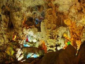 Hang Đầu Gỗ có nhiều truyền thuyết khác nhau tên gọi, chính điều đó làm nên. Sự độc đáo, hấp dẫn