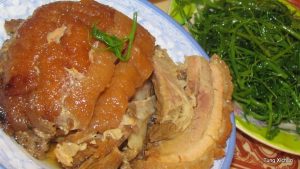 Nằm Khâu được nấu từ thịt ba chỉ với khoai, ăn thơm mà ngon vô cùng