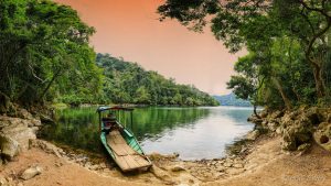 Ao Tiên nằm trên đỉnh núi Ba Bể quanh năm nước trong xanh