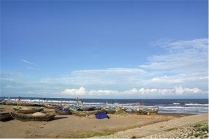 Biển trong xanh, mát lành, khí hậu ôn hòa là điểm lý tưởng cho du khách về nghỉ dưỡng