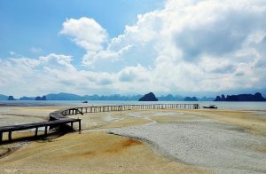 Vân Đồn luôn là điểm đến được nhiều du khách lựa chọn ngoài Hạ Long