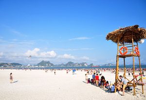 Bãi biển rộng, cát sạch được du khách thích thú vui chơi