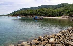 Bãi biển hòn Trũ xinh đẹp, nước trong xanh