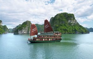 Vịnh Bái Tử Long như một nàng thiếu nữ tinh khôi còn e ấp, quyến rũ du khách gần xa