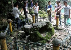 Bàn ghế chông chênh lịch sử Ddảng