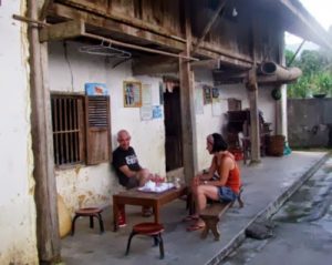 Gia đình nào cũng có bộ bàn ghế cho du khách ngồi