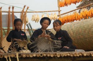 Những người Tày đang đan các dugj cụ truyền thống phục vụ sinh hoạt