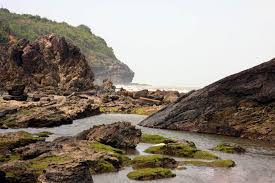 Bàng Thang lôi cuốn bởi những bãi đá, con suối