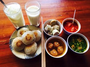 Bánh căn Đà Lạt được bán ở chợ đêm cùng các quán ăn
