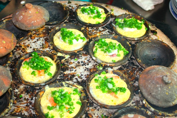 Bánh căn mộc mạc, giản dị mà ngon lạ với nhân thịt, tôm