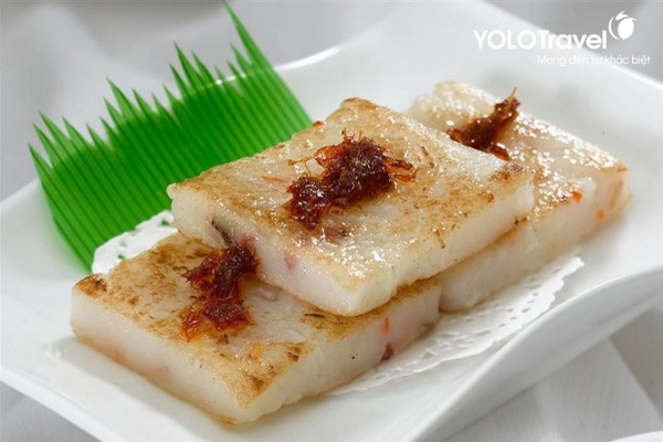 Bánh có hình chữ nhật, trong suốt màu mật ong, mềm , dai cho vào đĩa, phía trên rắc thêm vừng, lạc thơm phức.