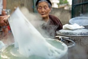 DU LỊCH HÀ NAM Một cụ bà đang làm bánh cuốn theo công thức truyền thống
