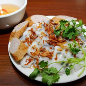 Bánh cuốn nóng mềm, có hương thơm giòn của hành khô