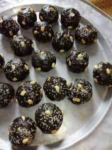 Bánh đã được bỏ nhân, chuẩn bị gói bánh