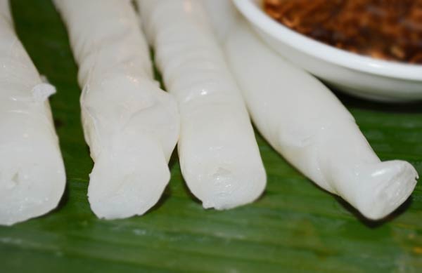 Bánh gật gù được cuộn tròn lại thành từng chiếc bánh dài, trắng mịn
