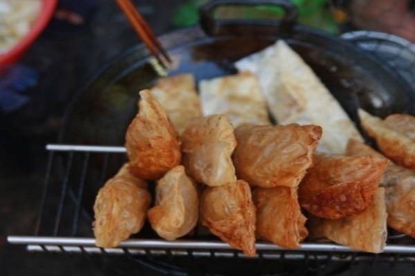 Bánh gối ăn với rau sống, chấm nước mắm pha