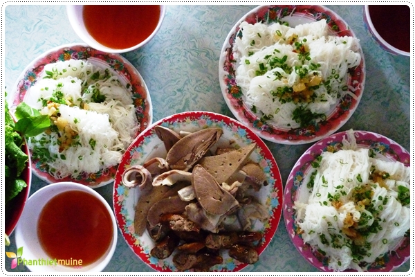 Bánh hỏi Phú Long ăn với lòng heo độc lạ 