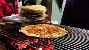 Bánh trang nướng- món ăn ẩm thực vỉa hè khó bỏ cho các bạn trẻ ở Đà Lạt