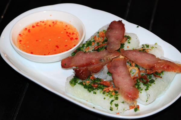 Bánh ướt chả bò với nước chấm độc đáo