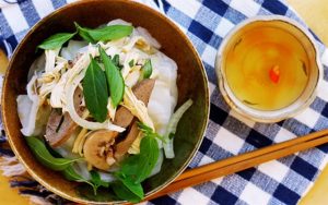 Hấp dẫn món bánh mướt nóng lòng bò Đà Lạt, một món ăn không thể bỏ qua vào mỗi buổi sáng