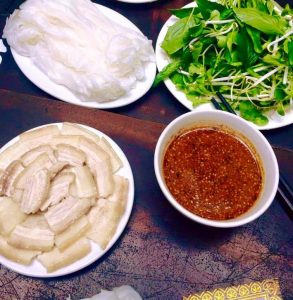 Bánh ướt Phương Lang ăn kèm với rau sống,thịt heo