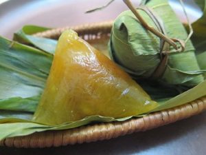 Thơm ngon bánh vắt vai người Cao Lan