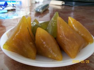 Bánh vắt vai của người Cao Lan được dùng để biếu cho họ hàng xa, nó có mùi thơm của đậu, vị dẻo của nếp và mùi ngai ngái của ngải cứu
