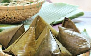 Bánh vắt vai có vị dẻo của nếp. thơm của đậu và mùi đặc trưng của ngải cứu