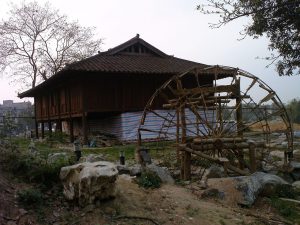 Nhà sàn và cọn nước của người Thái
