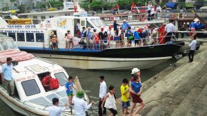 Đông đúc du khách về Vân Đồn ngày nay