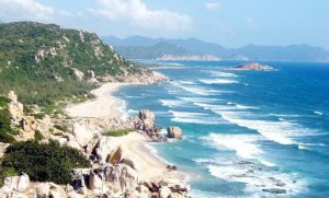 Biển Bình Tiên với vẻ hoang sơ, nhấp nhô những bãi đâ