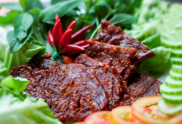 Bò một nắng Phú Yên được chế biến từ con bò ăn trên đồng cỏ.