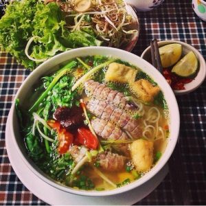 Sáng sớm dạo biển Hạ Long, sà vào quán nhỏ ăn bát bún bề bề thấy năng lượng dồi dào hơn cả