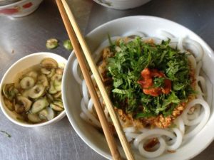 bún đũa Nam Định có nước dùng thơm lừng,béo ngậy với những sợi bún to tròn như cái đũa, ẩn hiện dưới lớp mỡ hành có màu vàng của gạch cua, màu trắng của giá và những sợi rau thơm phía trên cùng