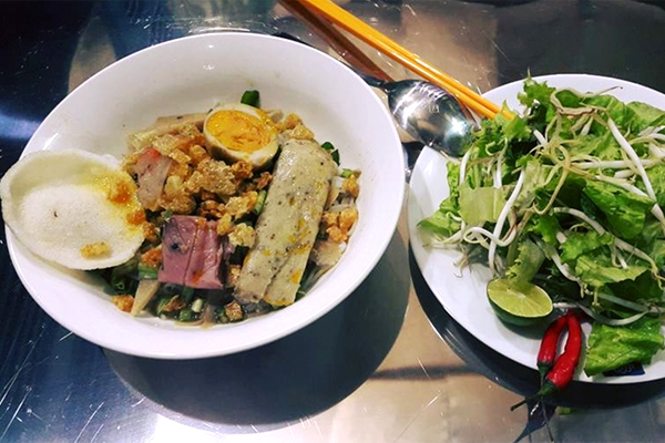 Bún mắm cua với phần cua béo, ngọt làm nên linh hồn của tô bún.