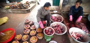 Cá dùng để kho thường phải dùng cá trăm to trên 3 kg, được chơ chế cẩn thận