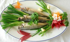 Cá nục hấp ngọt ngào , thịt chắc cuốn với bánh tráng nướng và rau sống