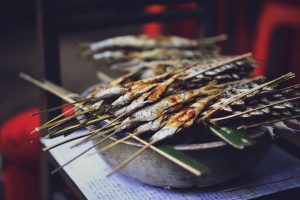 Cá được chọn những con nhỏ bằng ngón tay cái để nướng khi còn tươi