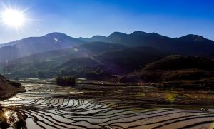 Than Uyên mùa nước đổ,lãng mạn và nên thơ.Từng khoảng nước lấp lánh như mặt gương giữa thung lũng được núi ôm ấp