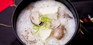 Canh mọ được chế biến từ thịt chuột, chim, sóc, sấy khô băm nhỏ trộn với gia vị đi kèm