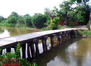 Độc đáo cây cầu đá cổ ở Hưng yên