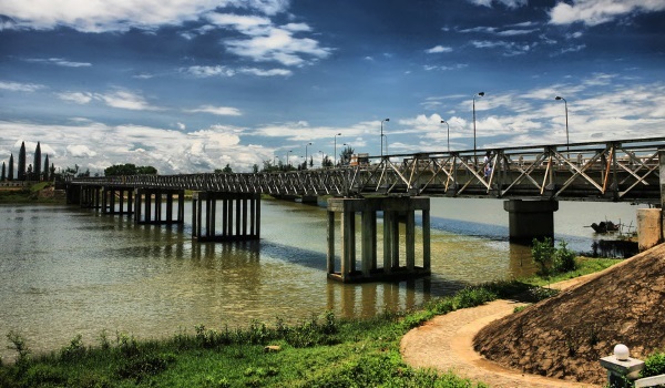 Cầu Hiền Lương- sông Bến Hải chúng tích chia cắt đôi bờ Nam- Bắc.