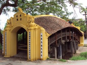 Phần trên và dưới liên kết với nhau bằng hệ thống các cột tròn dựng dọc hai bên thành cầu và cổng xây ở hai đầu.