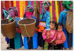 Mẹ và bé cùng lên chợ
