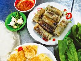 Chả Dông giòn ngon kết hợp với rau sống